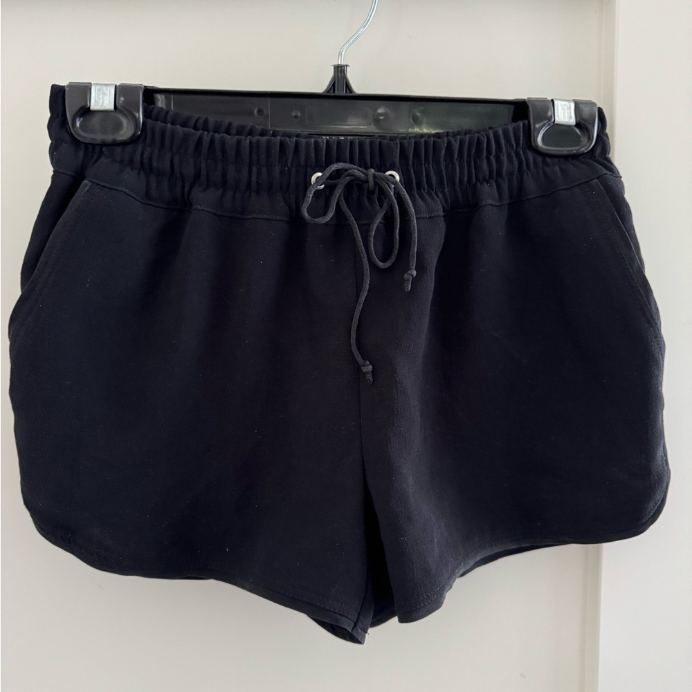 Aritzia Wilfred crepe material shorts in size XS.